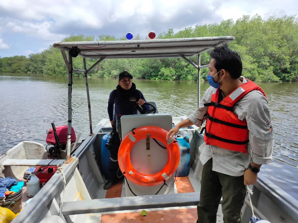 MAATE_Zonal7's tweet photo. #NuestrosGuardaparques de la Reserva Ecológica Arenillas junto a personal del Retén Pitahaya de la @armada_ecuador, recorrieron los esteros dentro del área protegida con el fin de verificar posibles afectaciones o actividades no permitidas al ecosistema manglar. https://t.co/YJHHoY0RVt