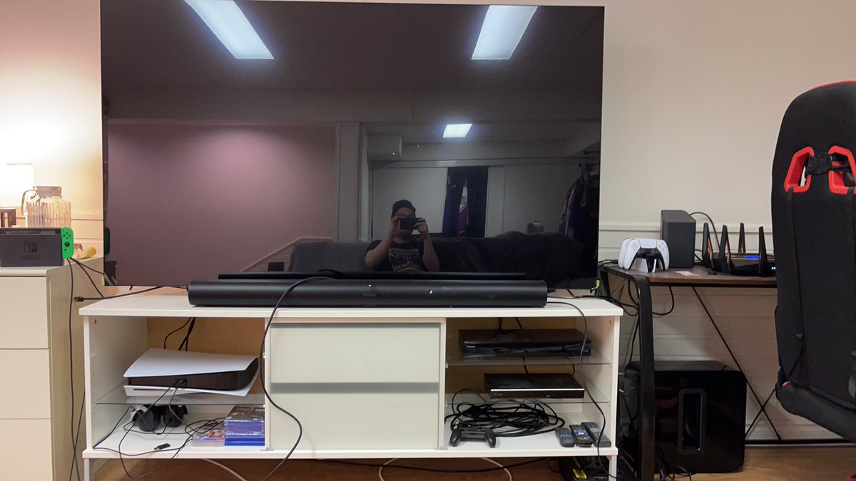 komodomcsun's tweet image. 77 inch lg oled. Fuck your garbage ass TVs and tech. Muhahahaha pure stunting. #hdmi #ps5 #ps5ready #2020 tech