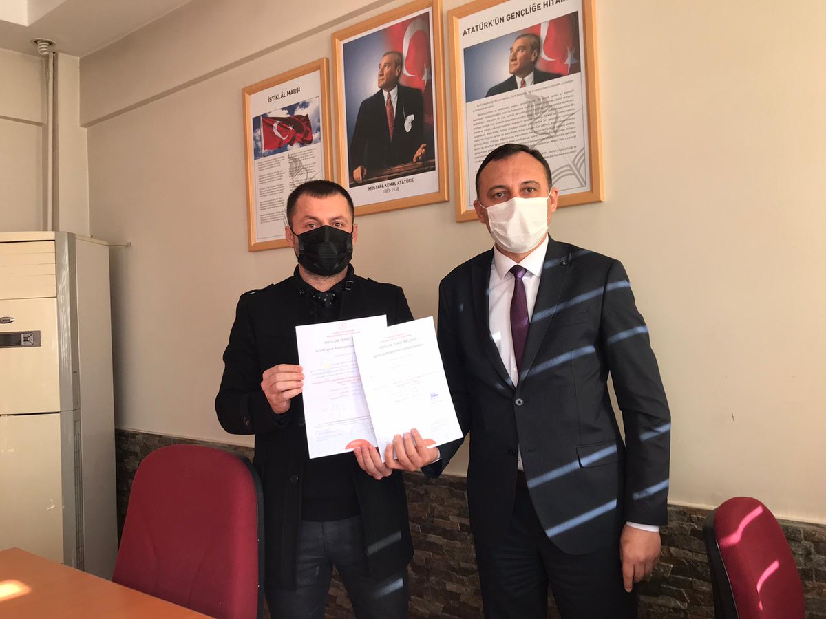 GirelliSehit's tweet photo. #okulumtemiz @alasehirmem @gunes4545 @AktoIsmail 
Okulum Temiz belgesini almış bulunmaktayız. Tüm öğretmen ve öğrencilerimizi 15 Şubat'ta temiz okulumuza bekleriz.😉 https://t.co/5AJhc5Eq2V