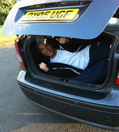 louslilshit's tweet photo. UPDATE📲: harry styles was seen getting fleeing the scene after putting this small man in the trunk of his car, sources say the small man yelled “oi oi” before the trunk closed but not before harry was heard whispering “home is not a place, you’re safe here” https://t.co/c9SDfvVE5R