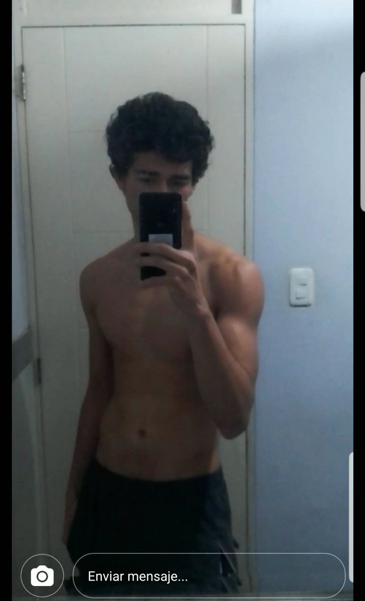 peruanomacho's tweet photo. El es Sebas, estudiante de nutrición y jugador de futbol. Tiene una verga curva y enorme 🤩. Si quieres verla dale MG y RT https://t.co/Rkru0lOOO4