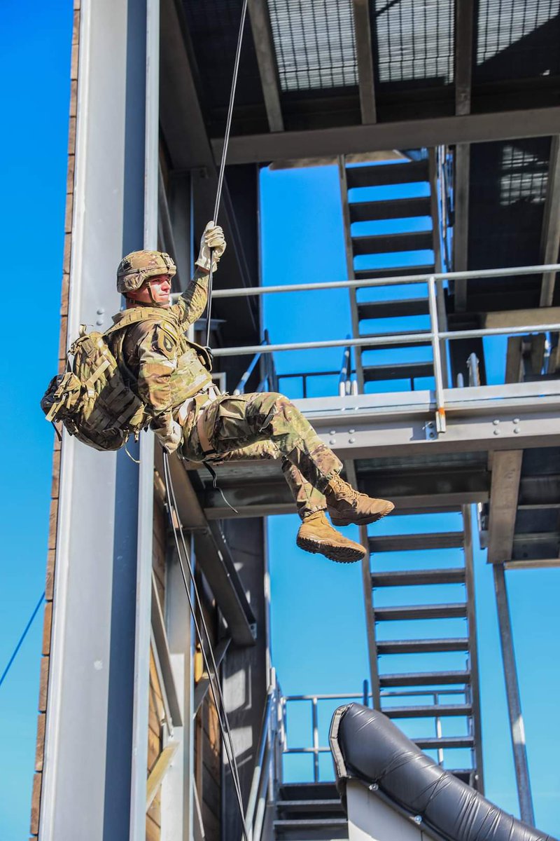 AboveTheRestBN's tweet photo. Some ABU Bulldogs practiced different styles of rappelling the past two days at range 17-C, including the Hollywood, Hollywood Lock and Combat rappels. @101Bastogne
@RealBastogne6
(Photos taken by U.S. Army Sgt. Lynnwood Thomas, 1st Brigade Combat Team Public Affairs) https://t.co/oMnIPy6EWg