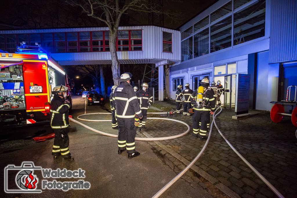 WaldeckFoto's tweet photo. #Feuer in Hamburg #Wandsbek - Brannten zwei Transporter in Rohrreinigungsfirma - @FeuerwehrHH gibt 2. Alarm - 50 Einsatzkräfte vor Ort. https://t.co/1cyr9PDSvj