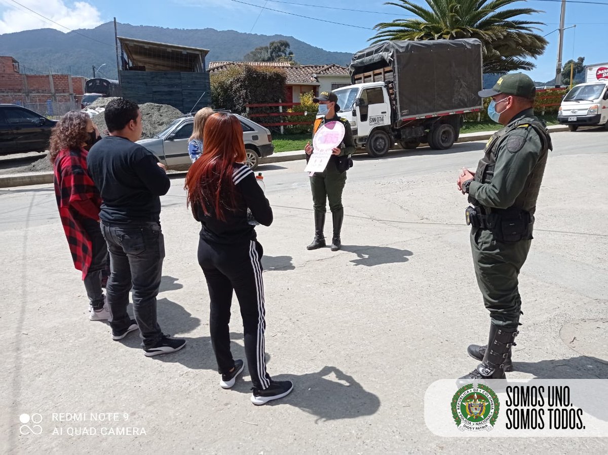 Policiantioquia's tweet photo. Nuestro grupo de @CarabinerosCol viene realizando difusión de la línea 155, con el fin de prevenir la violencia intrafamiliar, en los hogares rurales del municipio de #SanPedrodelosMilagros. #YoTeCuidoMujer @AlcaldiaSP https://t.co/8W3RHQY96W
