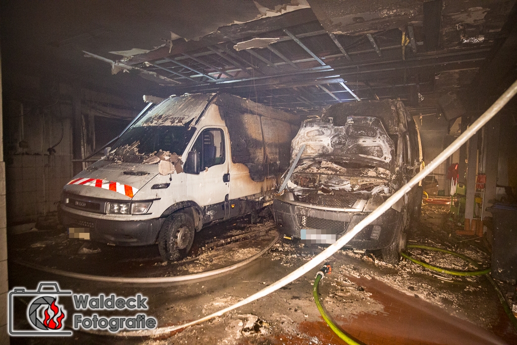 WaldeckFoto's tweet photo. #Feuer in Hamburg #Wandsbek - Brannten zwei Transporter in Rohrreinigungsfirma - @FeuerwehrHH gibt 2. Alarm - 50 Einsatzkräfte vor Ort. https://t.co/1cyr9PDSvj