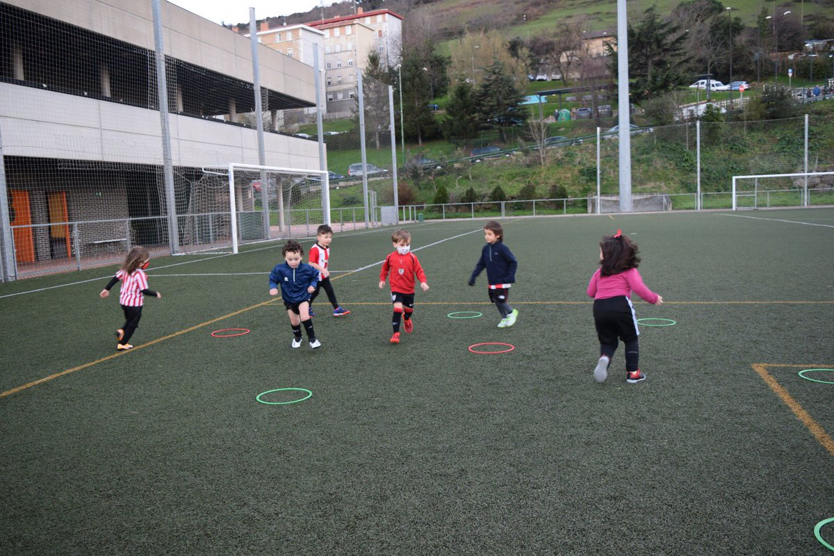 #DinamoTxupete 🧸 da inicio a los entrenamientos / juegos ( Euskeraz ) .
 Día para la historia del club . Pronto lucirán su propia línea <a href="/LuanviPais/">Luanvi País Vasco</a>  . #Santurtzi 🟣
