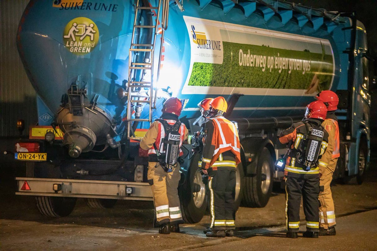 Brandweer doet onderzoek naar sissend geluid nabij geparkeerde oplegger in Tolbert. #InfoLeek.