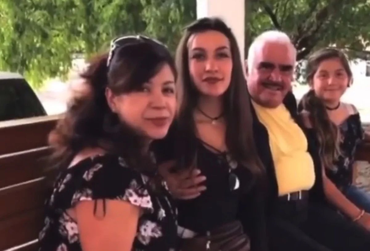 aalonsoh7's tweet photo. Quién es más cochinote, Vicente Fernández toqueteando jovenes o López Obrador mordiendo niñas? 😡🤬 https://t.co/yOtHeXUhWo
