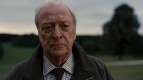 - ¿Por qué caemos, Bruce?

- Para aprender a levantarnos.

Batman Begins
