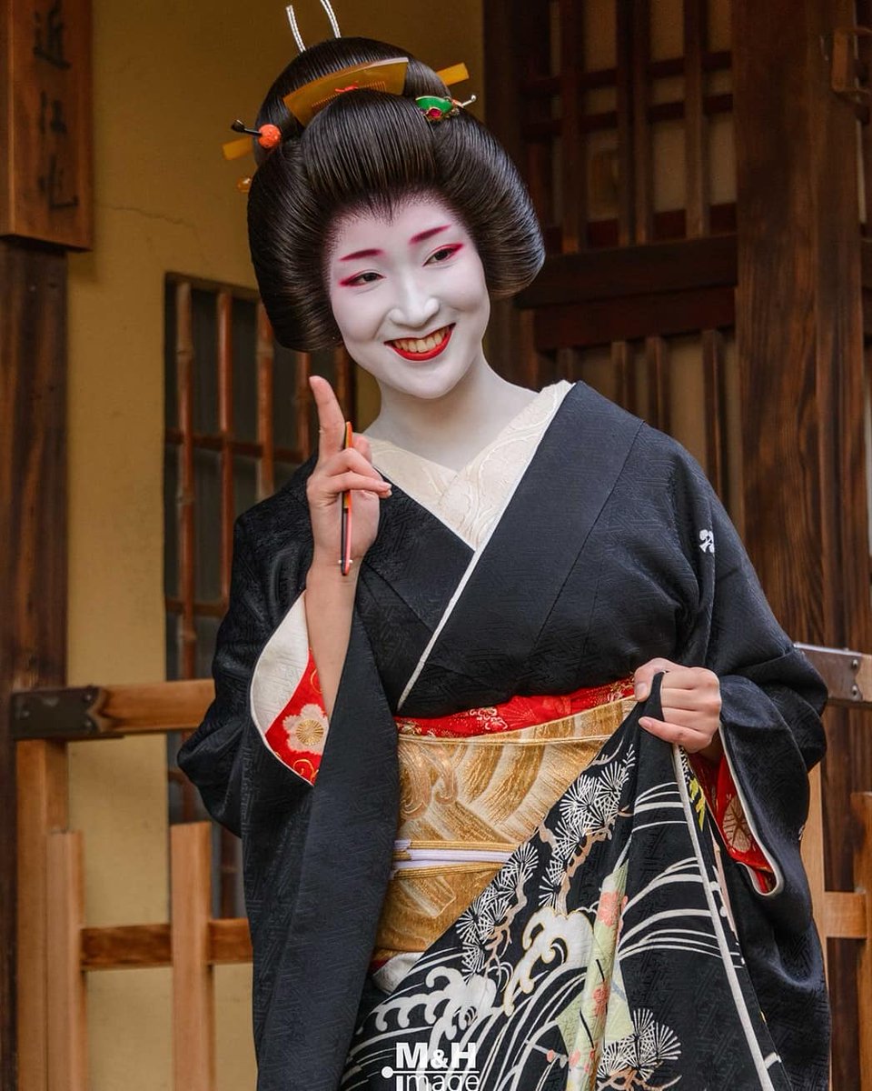 9520342's tweet photo. 祇園甲部
襟替え
多都葉さん(^-^)
とてもニコニコ
素敵な多都葉さん
芸妓さんになられて
より一層 素敵に妖艶に♥️
#多都葉
#芸妓
#襟替え https://t.co/mVYJnB1Nbw https://t.co/IPNZOO7lqg