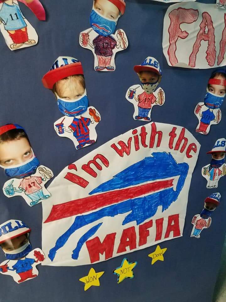 deevagirl1377's tweet photo. My Daughter's 2nd Grade class! Their school had a door decorating contest! I LOVE this so much!
#Imwiththemafia #BillsMafia #fearthefans @BuffaloBills @BillsMafiaBabes @NFL #gobills #letsgo @beane_mrs @DDawkins66 https://t.co/I80eSKLsJ3