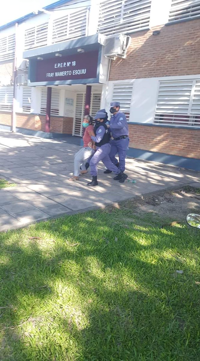 eltoxicofsa's tweet photo. Esta imagen duele y mucho, esto es lo que hace la policia de Formosa si denuncias a su comandante rey de turno Gildo Insfrán. https://t.co/fQjdGd6rRC