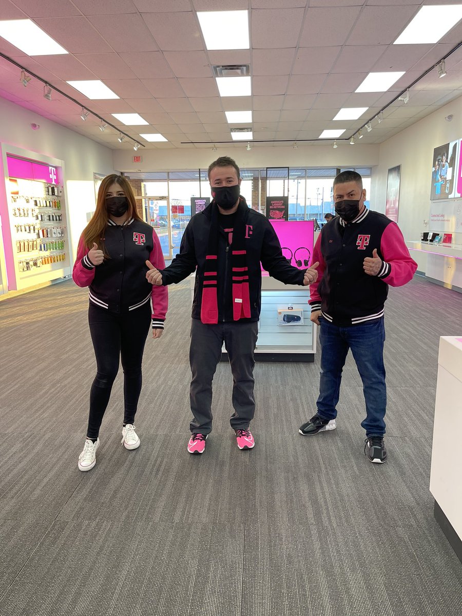 bradsellsct's tweet photo. Celebrating Edward and Kat today as our November top dogs and Directors Club winners! As well as Yadira as our Black Friday top performer. Way to go team! @jho_garci @kreyes_025 @Cmorais80 @JennieMontanye @codybwelker #SolutionsCenterDOES https://t.co/0JNP4PbPfg