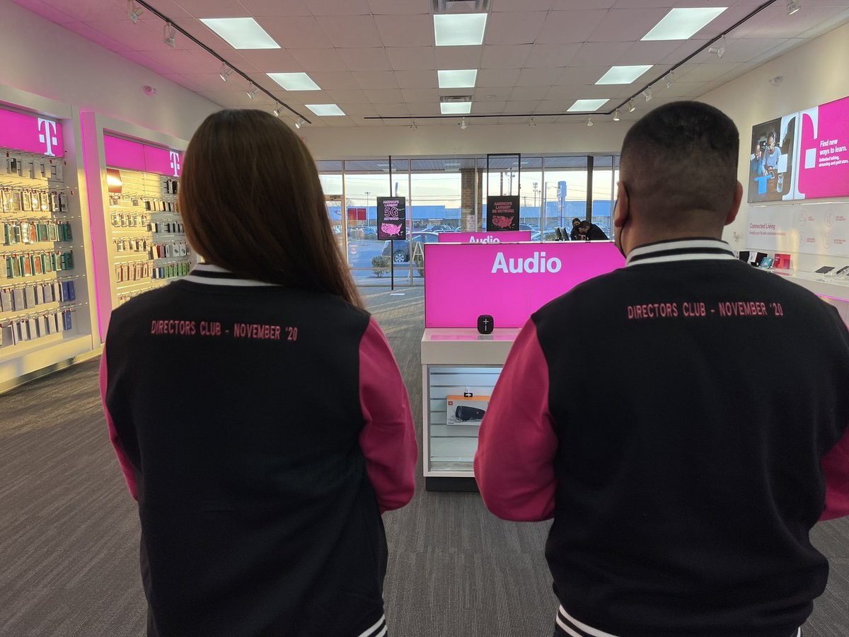 bradsellsct's tweet photo. Celebrating Edward and Kat today as our November top dogs and Directors Club winners! As well as Yadira as our Black Friday top performer. Way to go team! @jho_garci @kreyes_025 @Cmorais80 @JennieMontanye @codybwelker #SolutionsCenterDOES https://t.co/0JNP4PbPfg