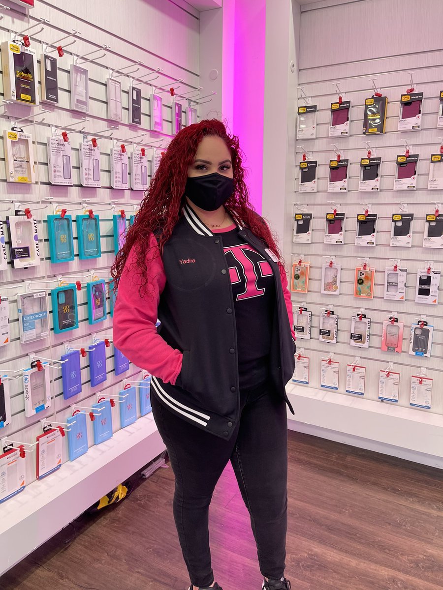 bradsellsct's tweet photo. Celebrating Edward and Kat today as our November top dogs and Directors Club winners! As well as Yadira as our Black Friday top performer. Way to go team! @jho_garci @kreyes_025 @Cmorais80 @JennieMontanye @codybwelker #SolutionsCenterDOES https://t.co/0JNP4PbPfg