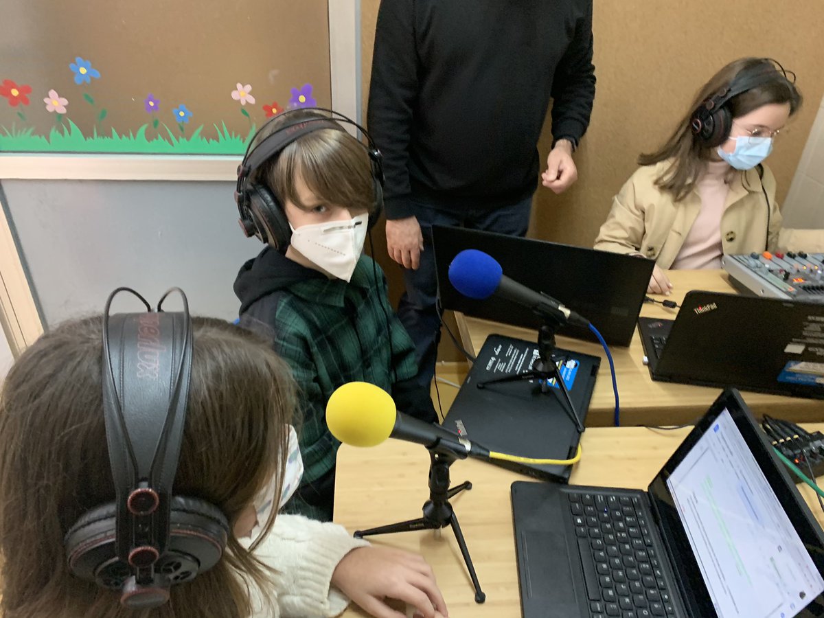CEIPLAREDO's tweet photo. Probando, probando! Hoxe xornada de formación de #radioescolar. En 3, 2, 1... Ondalaredo nas vosas casas! @pontenasondas @redeespora @SerPontevedra @OndaCeroGalicia @radioredondela #bibliolaredo #dinamizacionlaredo https://t.co/i2wvYvL4mS