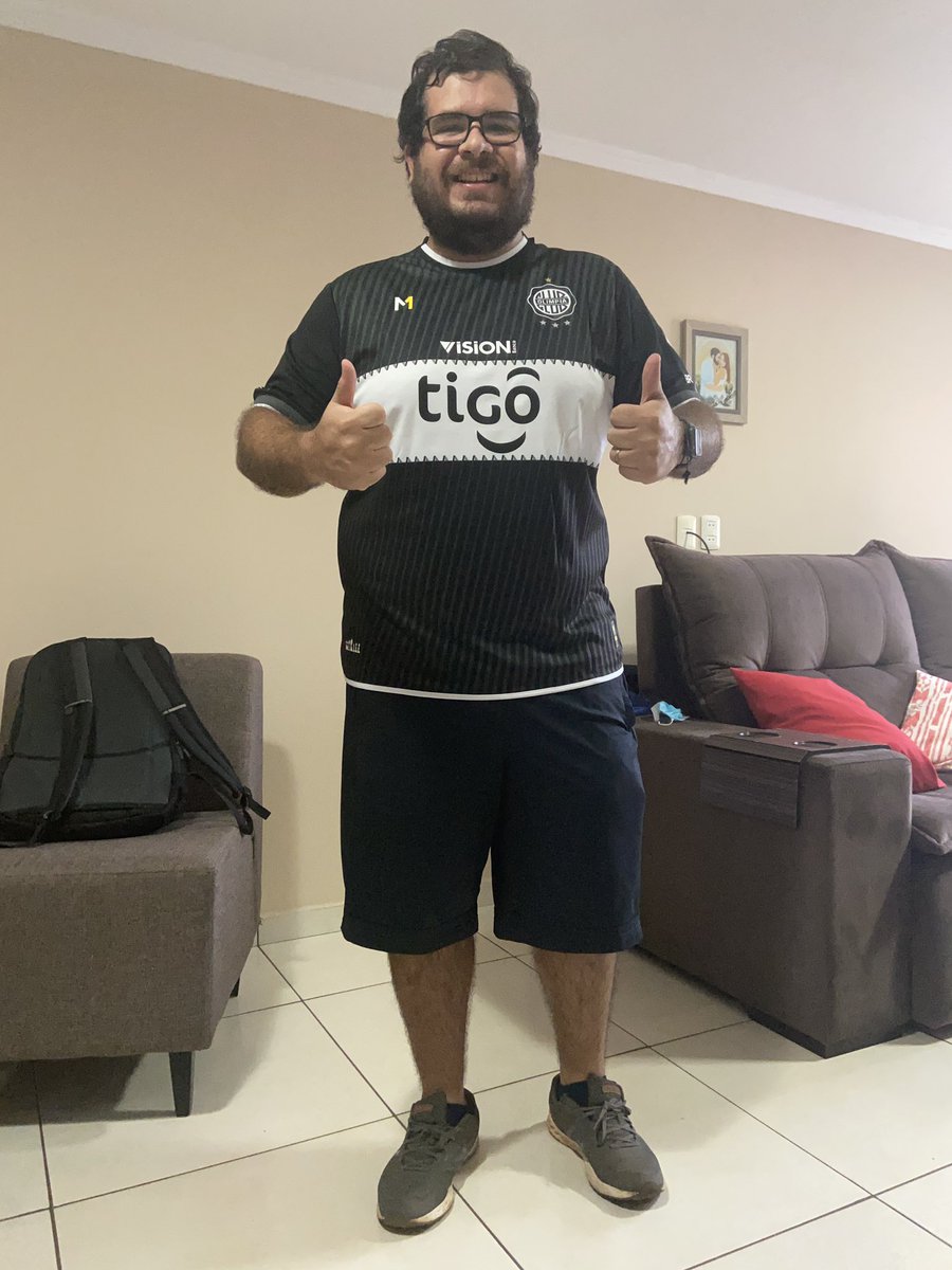 bimbocant's tweet photo. Gracias @metasportspy por la sorpresa y el hermoso regalo !! 
Volvió la franja 🖤🤍🖤 
#OlimpiaXMeta
@elClubOlimpia https://t.co/dbL8aePbRR