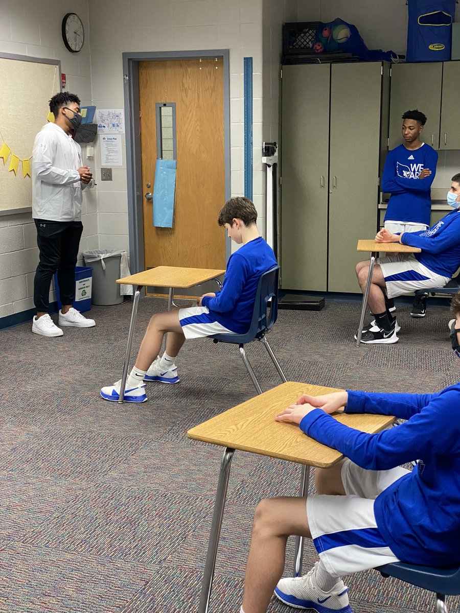 Rainey_KC's tweet photo. Brought in one of my all time favorites for the pre-game talk before tonightโs game. @javionbyers23 @DMS8thBoysBball #highcharacterguy https://t.co/iyuDlqtH02