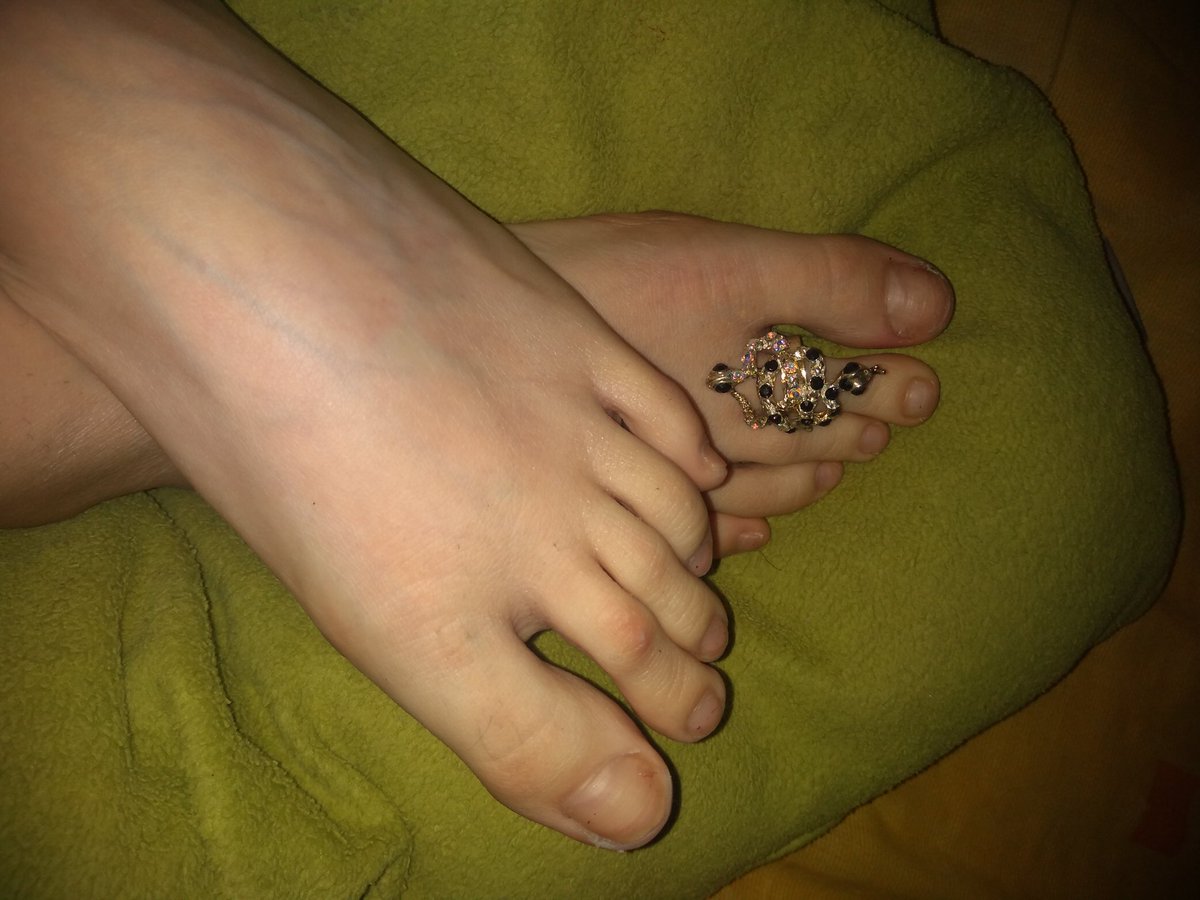 Funfeets1's tweet photo. Rt if you want the snake to attack you 🐍 
*https://t.co/oXtuzFlARu 
Who helps me? Follow for fun together 🧦🙌🏻👣👅
#follow #onlyfans #feetcontent #feetfetich #feetporn #footporn https://t.co/KN1fI8Egn6