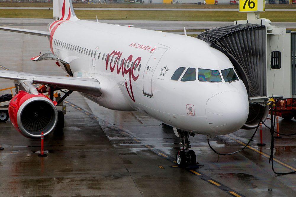 TheTorontoSun's tweet photo. Fourth Canada-bound flight with COVID impacting 'all rows:' Health Canada https://t.co/KZJAsS3HRG https://t.co/GbT67sQOFb