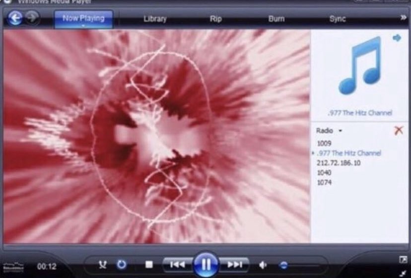 kadupacheco_'s tweet photo. eu aos 8 anos, olhando para as animações do windows media player, por horas https://t.co/3Q8PPw1Q3q