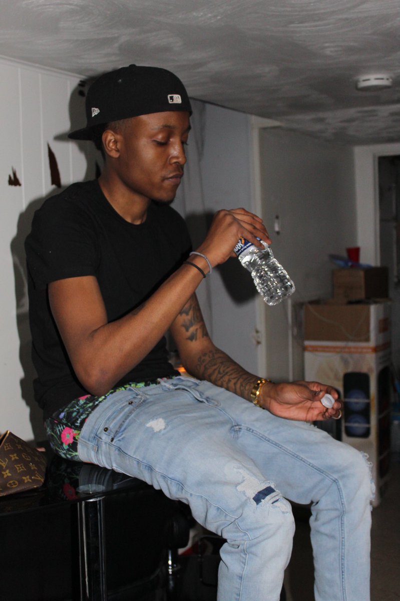 LorMauddd's tweet image. “Million dollar nigga it’s just waitin to get picked up”!!! Brought the studio to me🎶 #working.. #MOWORLD💔