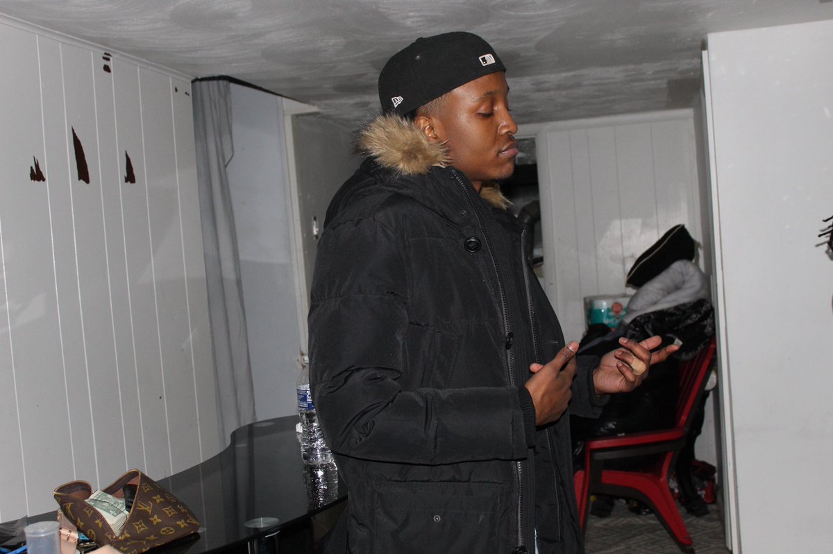 LorMauddd's tweet image. “Million dollar nigga it’s just waitin to get picked up”!!! Brought the studio to me🎶 #working.. #MOWORLD💔