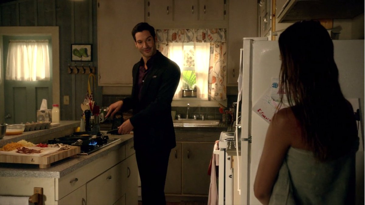 Switchin' them positions for you Cookin' in the kitchen and I'm in the bedroom 