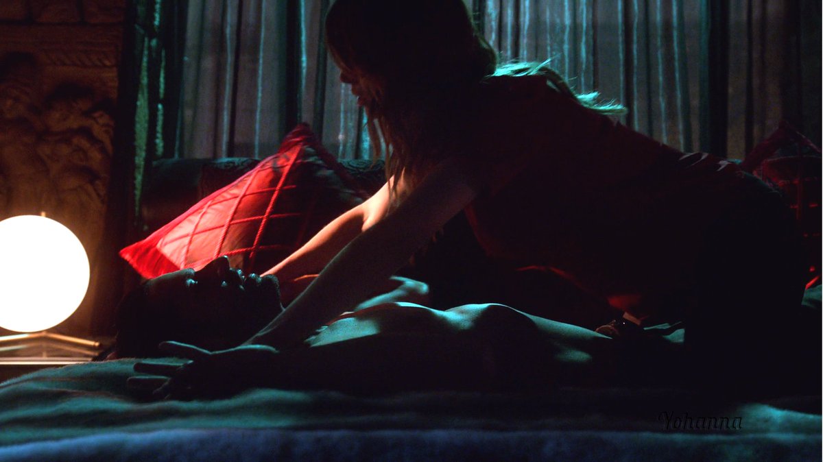 Switchin' them positions for you Cookin' in the kitchen and I'm in the bedroom 