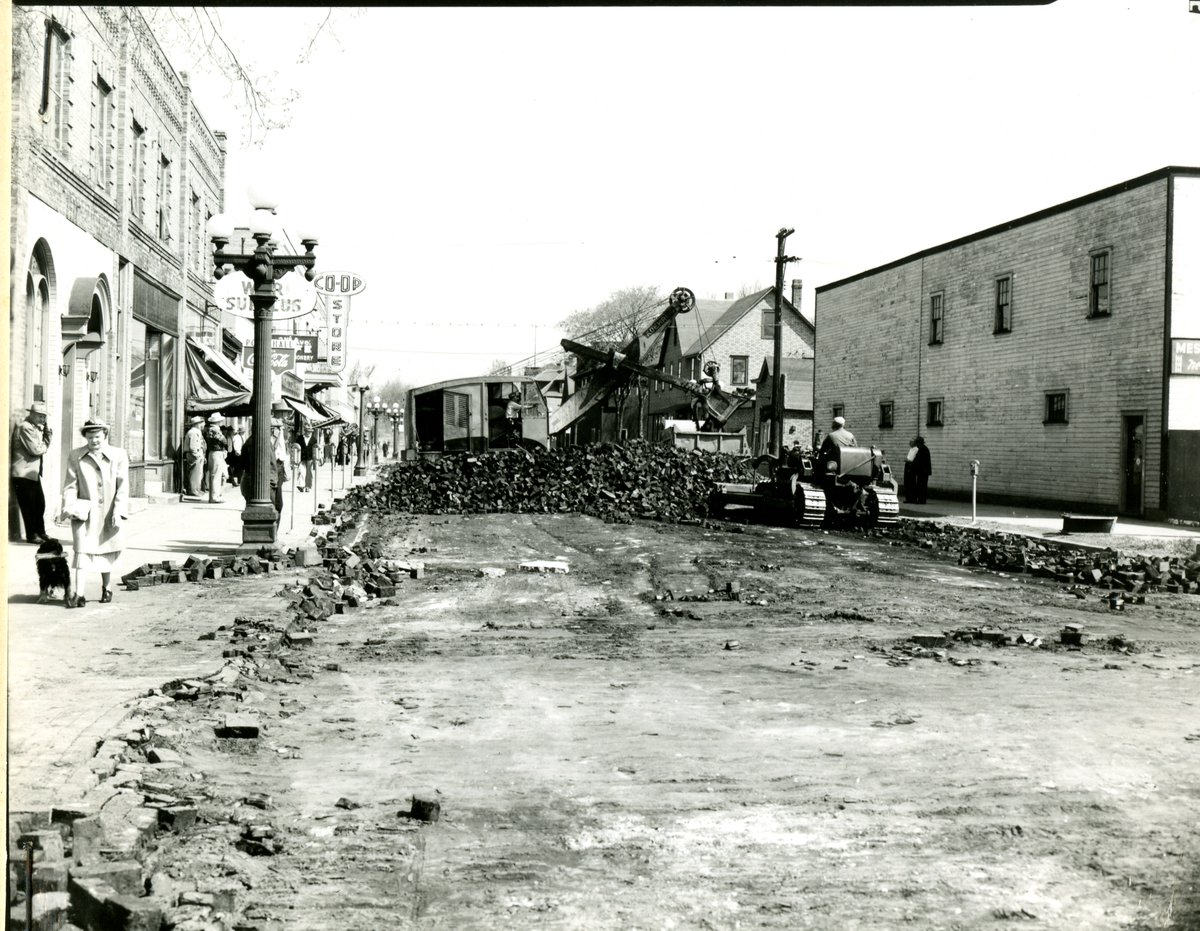 KAMLArchives's tweet photo. #TBT: Repaving project in Virginia, MN, May 5, 1951.
This image is from the Durant Barclay, Jr. industrial photographs: https://t.co/O8Tj3qafLG
#UMNDulutharchives #VirginiaMN #MinnesotaHistory #IronRange #IronRangeHistory #TransportationHistory https://t.co/mhLdjjmPNJ