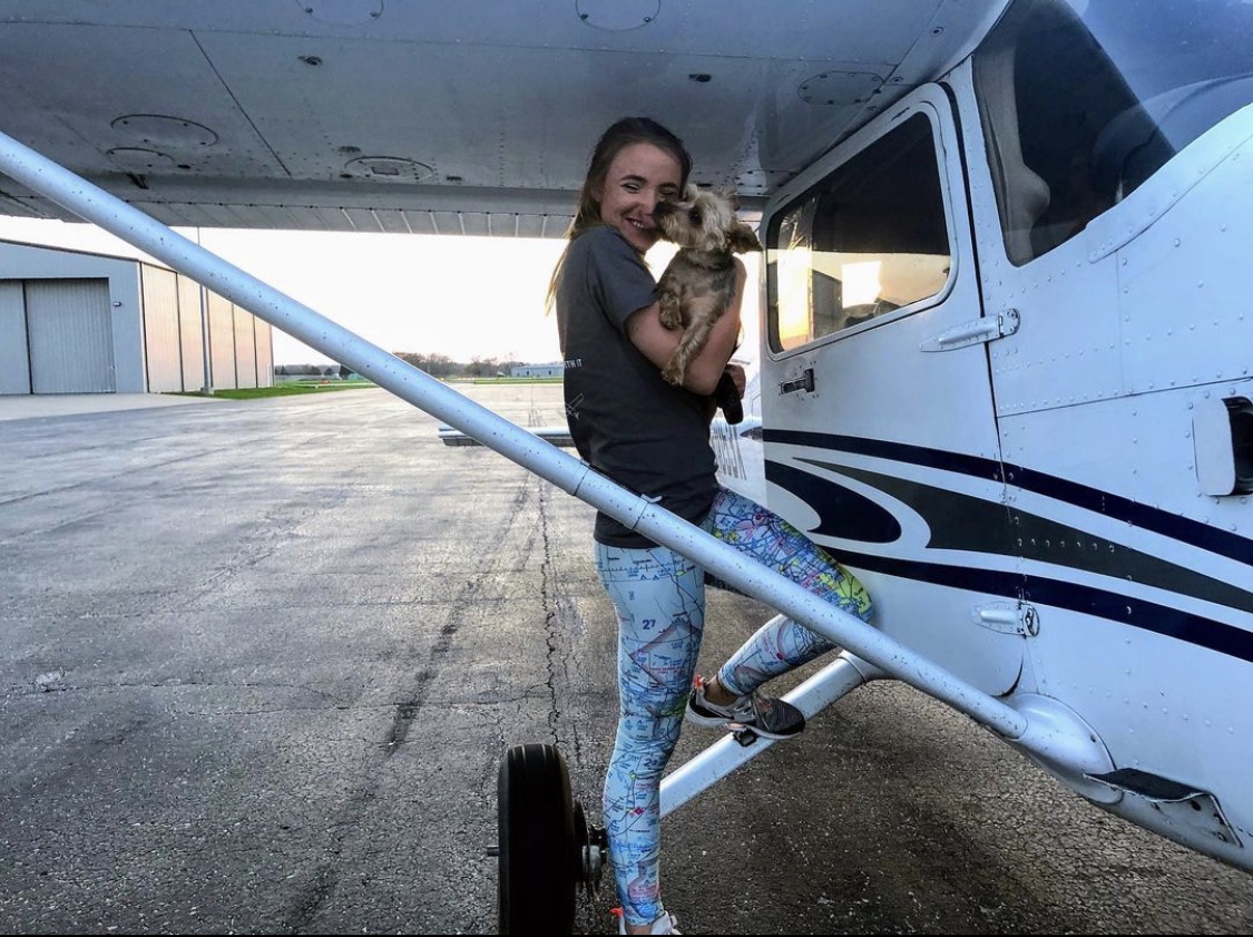 Preflight walkarounds with dogs are the best kind of preflight walkarounds! How many of you have taken your furry friends flying? 🐶 Get you pair of custom sectional chart leggings here → ow.ly/ITGi50Dbtrg #ChartItFlyItWearIt #aviation 📸: @takeoffwithtori on Instagram