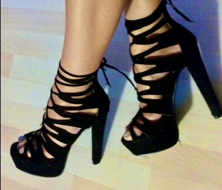 HarrietBlue15's tweet photo. Who wants me to stand on them? 😏#heels #highheels #feet #feetaddiction #feetvid #sellingfeet #foot #footpics #footvideos #fetish #toes #soles #feetslave #nails #blackheels #longtoes #SellingContent https://t.co/ZHFDlJh5YU