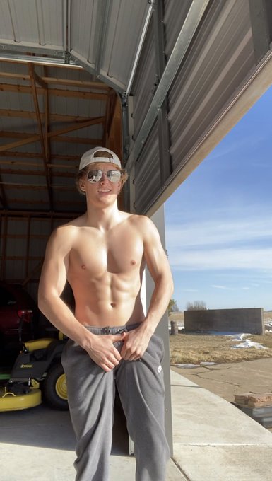 I want a Warm Mouth 👄 for my 🍆            RT if you have one 😏 https://t.co/oQawuvg88Y