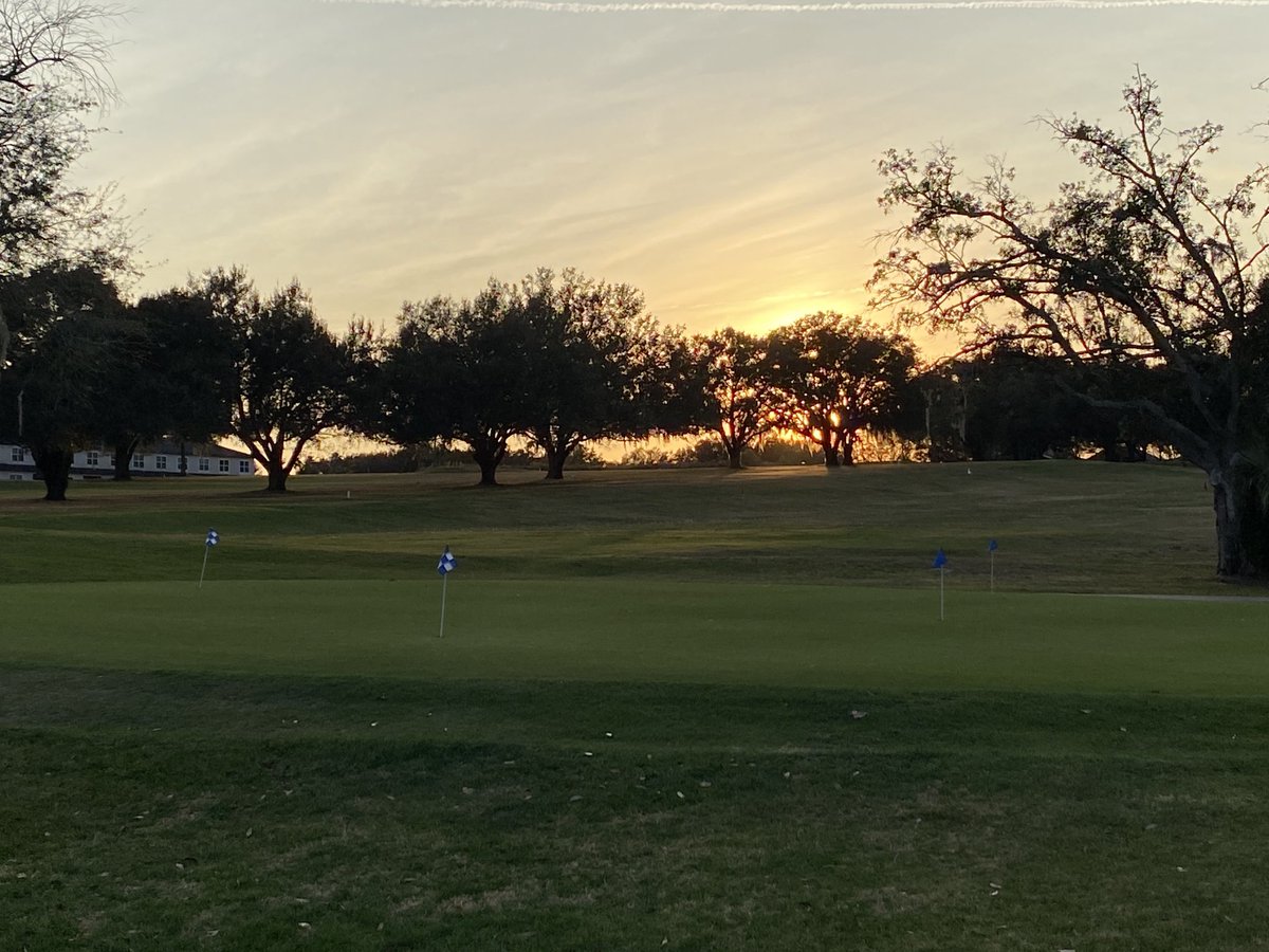 fransolomita's tweet photo. Quittin’ time = Puttin’ time 🏌🏽‍♂️#golfconnects #floridasky https://t.co/jfIdc39Nl2