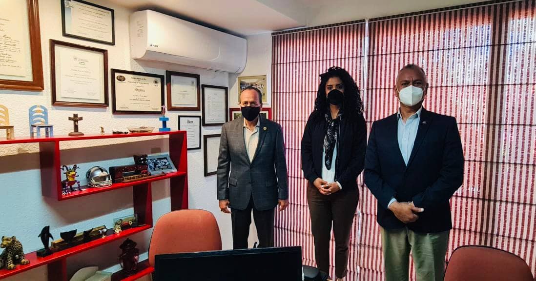 EdnaDiazMx's tweet photo. En reunión con el Ing. Ignacio Gallardo Reyes, delegado estatal de la Cruz Roja, y con el Arq. Rubén Flores Muñoz, presidente de la Coparmex Michoacán, hacemos una atenta invitación al sector empresarial para que también se sume a la colecta.

¡#ÉchaleUnaMano a tu @CruzRojaMich! https://t.co/ejmXOQP9Jg