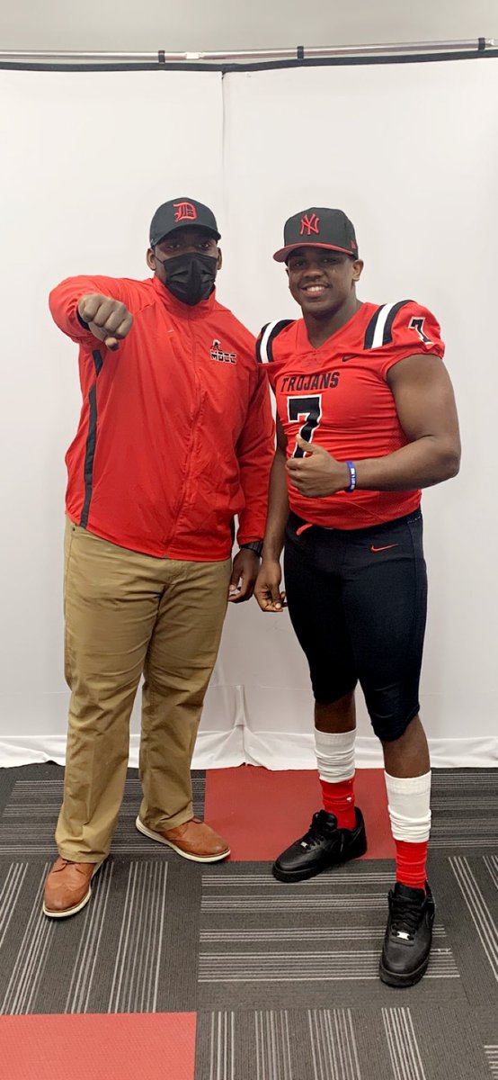 MiersDonte's tweet photo. 110% COMMITTED⚫️🔴
@CoachSias_  @SmithT67 https://t.co/wLv5AzXh0X