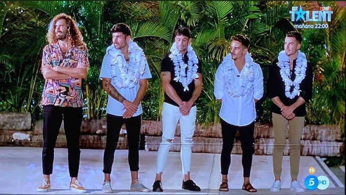 Isaacandreu_'s tweet photo. Raúl, ¿te ha molestado lo de los collares? - No, sinceramente no. Mira yo he tenido 4 novias formales en mi vida, todas ellas me han dado collares y me llevo bien con ellas, y segundo, yo soy hijo único, y siempre he teñido collares de sobra #LaIslaDeLasTentaciones3 https://t.co/5mzO1eSrgx