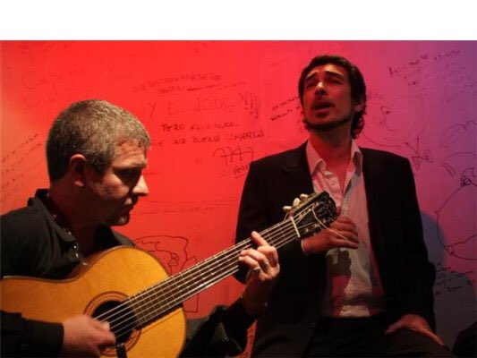 Hace años, en algún escenario de Buenos Aires, cantando con el guitarrón de mi amigo @sergioadrianbarberis . 

#tbt
#abrazos
#tango
#guitarra 
#musicaargentina 
#cantordetango 
#tangosinger