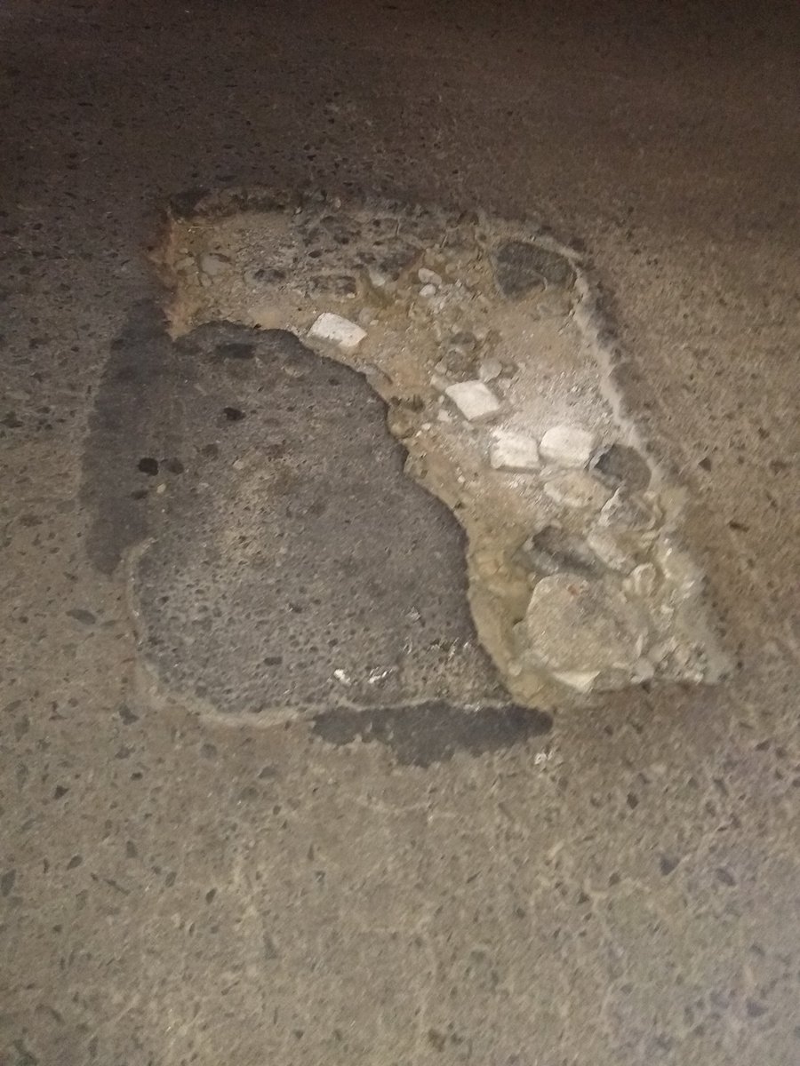 bengalaabad's tweet photo. Estimado @MartinLlaryora. Cómo vecino de la ciudad, y como admirador de funcionarios como usted que hacen gestión, le pido que arregle este bache (de tantos que hay en el barrio). Se encuentra en Fragueiro y Allende justo antes de la parada del 32...x el bien de los vecinos. https://t.co/KXLfddBxDO