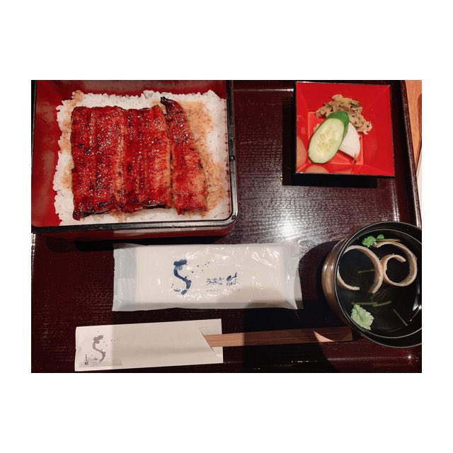sa15ix's tweet photo. 1年前の今日 関西から飛び出して、はじめましてのお友達と渋谷で集合して、SixTONES御用達の鰻のお店に何時間も並んで、渋谷のタワレコのレジにも何時間も並んで、その日の最後には田中樹のピアス奪ってたの今では良い思い出〜〜〜〜！！！ 

#SixTONES_1STanniversary 💎
#SnowMan1stAnniversary ⛄ https://t.co/WUTNggeT4r