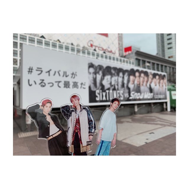 sa15ix's tweet photo. 1年前の今日 関西から飛び出して、はじめましてのお友達と渋谷で集合して、SixTONES御用達の鰻のお店に何時間も並んで、渋谷のタワレコのレジにも何時間も並んで、その日の最後には田中樹のピアス奪ってたの今では良い思い出〜〜〜〜！！！ 

#SixTONES_1STanniversary 💎
#SnowMan1stAnniversary ⛄ https://t.co/WUTNggeT4r