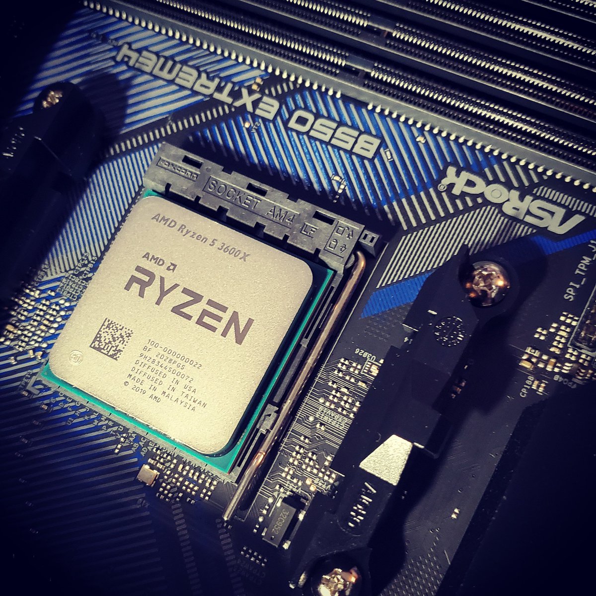 DDCustomMods's tweet photo. Mmmm finally get to experience the Ryzen madness 😈 ... Can't say I'm disappointed 🥰🔥

#Desk2WallPC #Ryzen #Asrock https://t.co/EJsfli0BBV