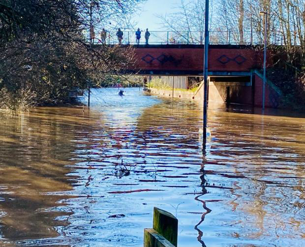 PT1805T's tweet photo. Just to put it into perspective the flooding on Deva link is nearly above the wall near the aqueduct. That’s around 2m. @ShitChester #chester https://t.co/AURsVt9i7y