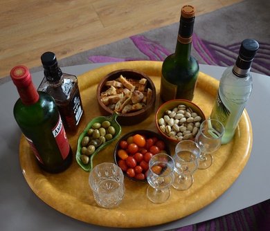 Episode 1: ApéritifThe "apéritif" is the opening of an evening with guests, generally around 6pm. It refers to alcohol, but also snacks and amuses-bouches.