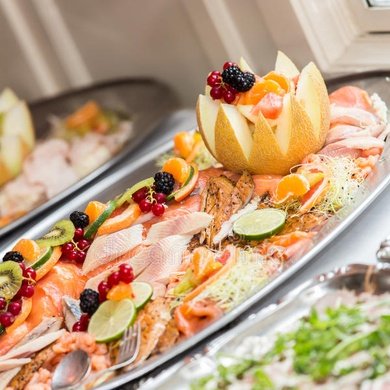 Episode 10: Buffet froidA "buffet froid" is a buffet with only cold food. It would usually be salads, vegetables, sea food, pâté, ham, etc. I would say it's more common for a lunch than a dinner.Maybe the title is pun about dead (cold) bodies