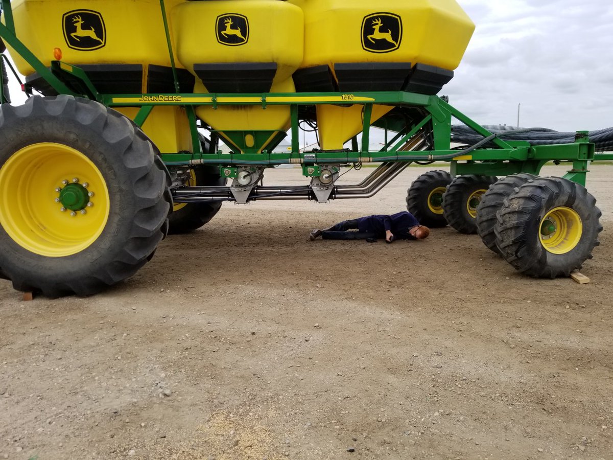 gorede_ag's tweet photo. When you're trying to get that perfect shot (look at that stainless! 👀) and to an innocent bystander, it looks like 2021 has already been off to a rough start. 😅😬 #KeepOnFarming #RedEAg #Plant2021 #Seed2021 #springprep #AirSeederDrill #AirDrill #SeedDrill #RedEProducts https://t.co/wxMHVG5e4e