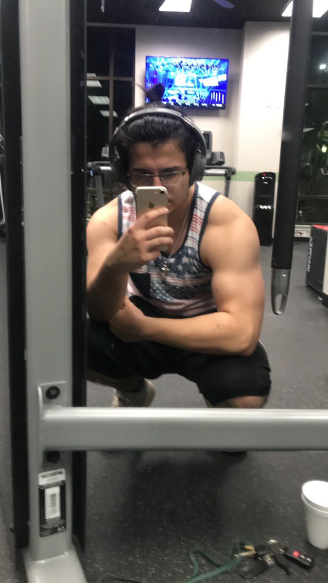 maj_BBTG's tweet photo. It’s all over my feed so i might as well join in 🤷🏽‍♂️😬 here is my unsolicited reveal pre COVID time.. (i don’t take good pictures of myself) https://t.co/8KP1zOfzeq