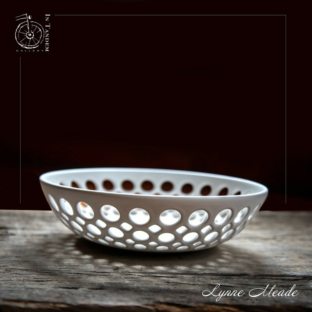 InTandemGallery's tweet photo. You can fill this bowl with oranges or nothing at all, such a beautiful and elegant statement.

@lynne_meade #lynnemeade #intandemgallery 
#intandemgallery #ceramicgallery #interiordesign #homedecor #shophandmade #handmade #potterywheel #sculpturalvessel #contemporaryceramic… https://t.co/iG08zE9bKf