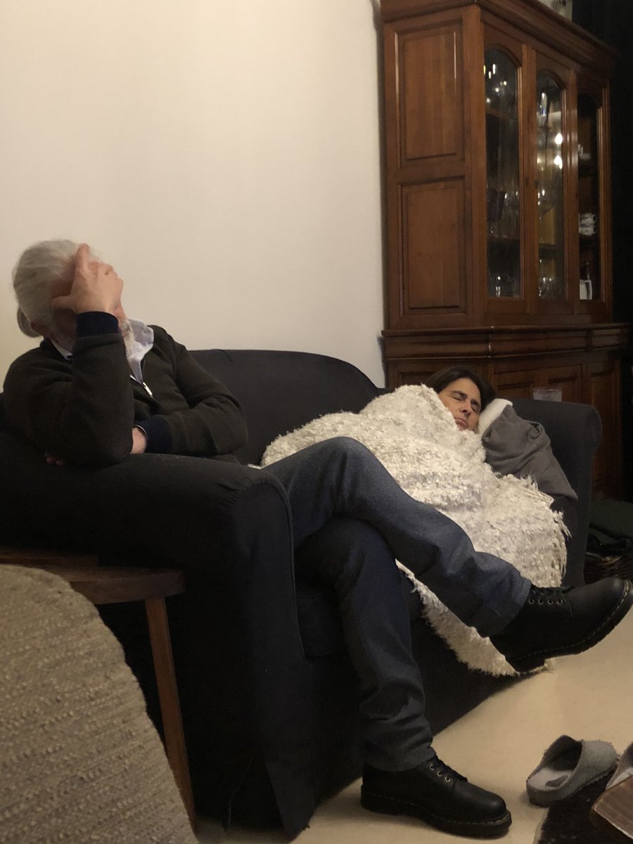 inesamaislinda's tweet photo. A minha mãe trabalhou das 8h30-20h30 e o meu pai 16h-23h30. Ei-los aqui, dois enfermeiros estafados e cansados. Mas os dois “prontos para mais um dia”. Sempre foram o meu orgulho mas agora fazem-me partilhar isto nas redes sociais porque não aguento só pra mim. https://t.co/d41lEVp2Bu