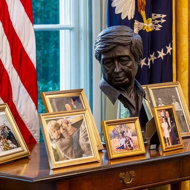 dortega0422's tweet photo. Thank you President @JoeBiden for placing the bust of Latino labor and civil-rights leader, Cesar Chavez, on the the credenza behind the Resolute desk. It has huge significance to many of us!

#sisepuede #latinaleader https://t.co/QsmMdiPTVd